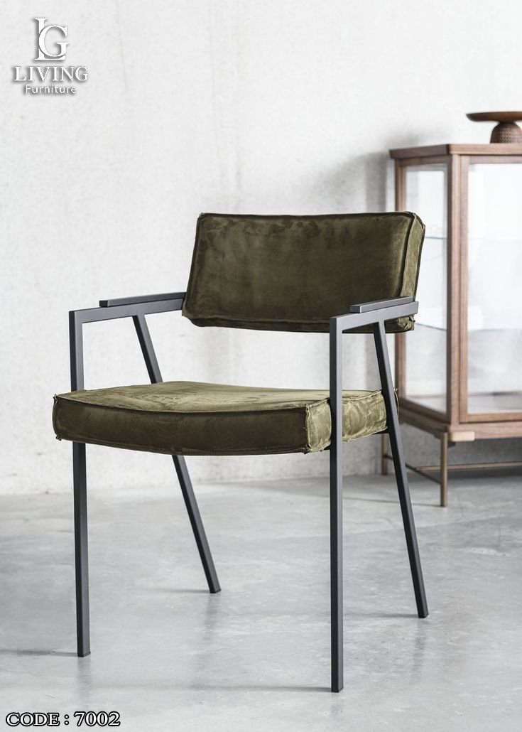 Am (7002) أورو كرسي مودرن – إطار معدني ومقعد مخملي