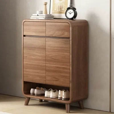 جزامة ألما بتصميم مودرن أنيق من الخشب الطبيعي تجمع بين العملية والجمال. مزودة بدرجين علويين وأبواب تخزين سفلية مع رف مفتوح للأحذية اليومية، مما يجعلها مثالية لتنظيم مدخل المنزل. الأبعاد: الطول 85 سم × العرض 30 سم × الارتفاع 120 سم – تصميم مدمج يناسب المساحات الصغيرة ويمنح لمسة راقية.