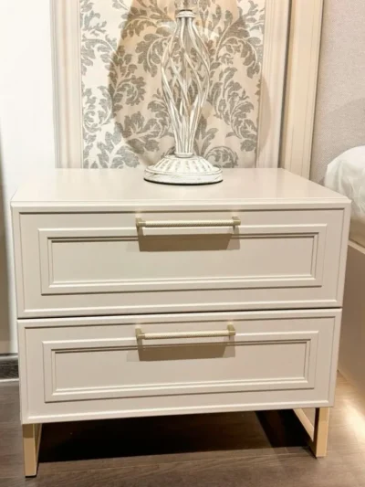 أورورا كومود كلاسيكي بتشطيب عاجي فاخر