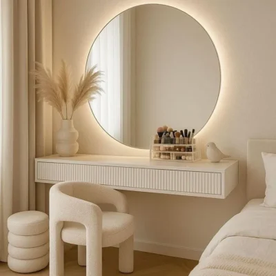 مـيــنـــرفـــا تسريحة معلّقة بتصميم هادئ ولمسة بيچ مطفية