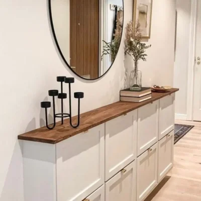 جزامة ألتو بتصميم مودرن أنيق يجمع بين اللون الأبيض الهادئ والسطح الخشبي الطبيعي.