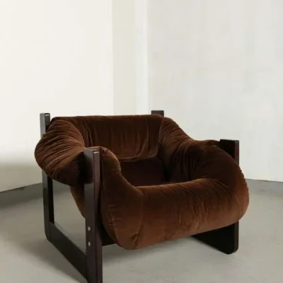 دافني كرسي استرخاء مخملي بقاعدة خشب طبيعي من LIVING