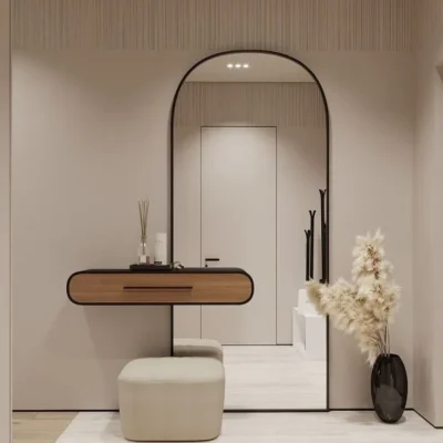 جزامة إلين تجمع بين الأناقة والوظيفة بتصميم مودرن عملي مع مرآة قوسية فخمة ومقعد مريح. مصنوعة من خشب طبيعي عالي الجودة بإطار معدني أنيق باللون الأسود. الأبعاد: الطول 120 سم × العرض 30 سم × الارتفاع 200 سم – مثالية للمداخل الحديثة والأنيقة.