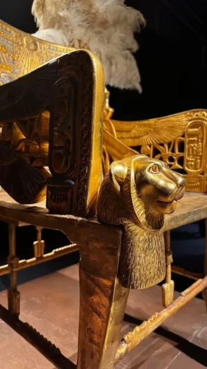 عرش توت عنخ آمون الذهبي