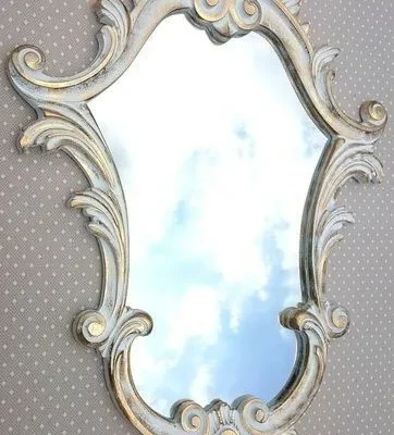 لوسيرا مراية حائط بتصميم ملكي